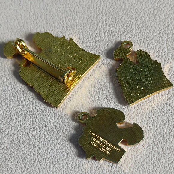 Vintage Snoopy pin and two charms - Picture 2 of 5